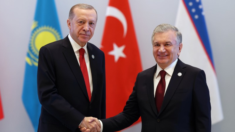 AKP Başkanı ve Cumhurbaşkanı Recep Tayyip Erdoğan, "Ebedi Şehir" Kongre Merkezi'ne gelişinde Mirziyoyev tarafından karşılandı.