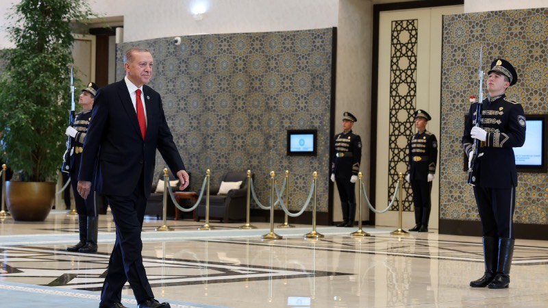 Fotoğraf çekiminde Cumhurbaşkanı Erdoğan'ın sağında Tokayev, solunda ise Mirziyoyev bulundu. Liderler ülkelerinin bayrakları önünde durarak fotoğraf verdi. (AA)
