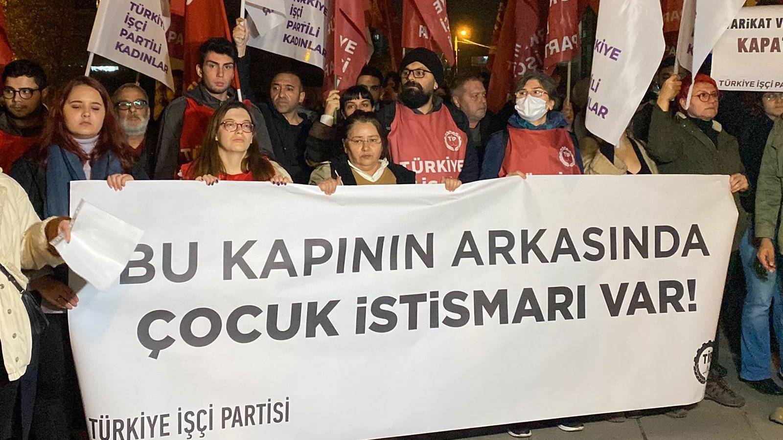 TİP üyelerinden Hiranur Vakfı önünde protesto: "Tecavüzcüleri aklayanlar, 'küçüğün rızası' lafını kullanmaya cüret edenler bu suçun ortağıdır!"