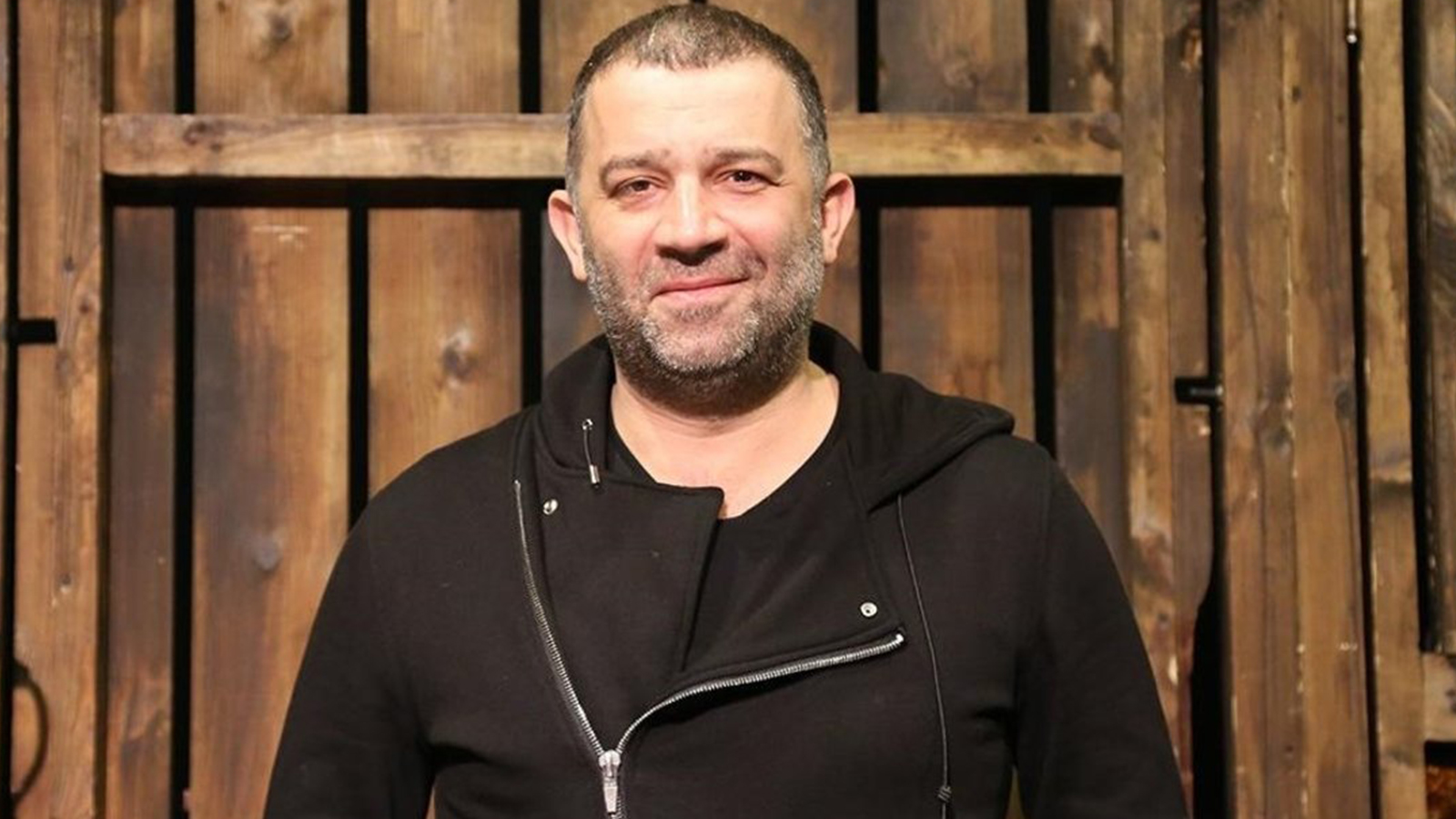 "Arka Sokaklar" dizisinde Komiser Mesut karakterine hayat veren oyuncu Şevket Çoruk, İnci Sözlük'ün YouTube kanalına konuk oldu. Programın sunumu "Çakallarla Dans" serisinin Senaristi Ali Tanrıverdi tarafından yapıldı.