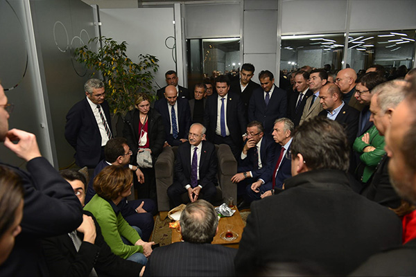 Kılıçdaroğlu ve İmamoğlu, CHP yöneticileri  ve CHP''li belediye başkanları ile birlikte, İstanbul Büyükşehir Belediyesi’nin Saraçhane’deki binasında bir süre toplantı yaptı.  