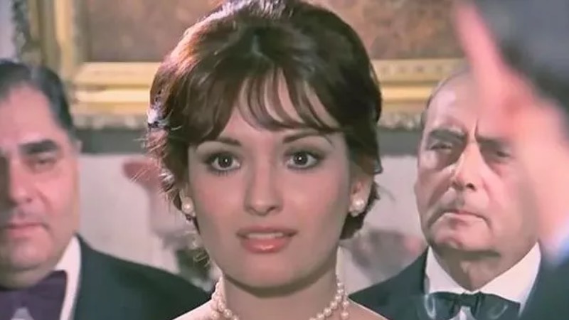 Kibar Feyzo filminin ekrana gelmesiyle pek çok sosyal meyda kullanıcısı, Müjde Ar'ın son hali de merak edilip araştırmaya başladı. Şimdilerde 68 yaşında olan oyuncuyu görenler ise bir kez daha hayran kaldı.