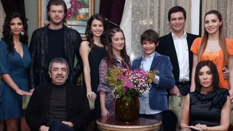 Beren Saat, Kıvanç Tatlıtuğ, Selçuk Yöntem ve Hazal Kaya'nın başrollerini paylaştığı Aşk-ı Memnu dizisi film oluyor. 
