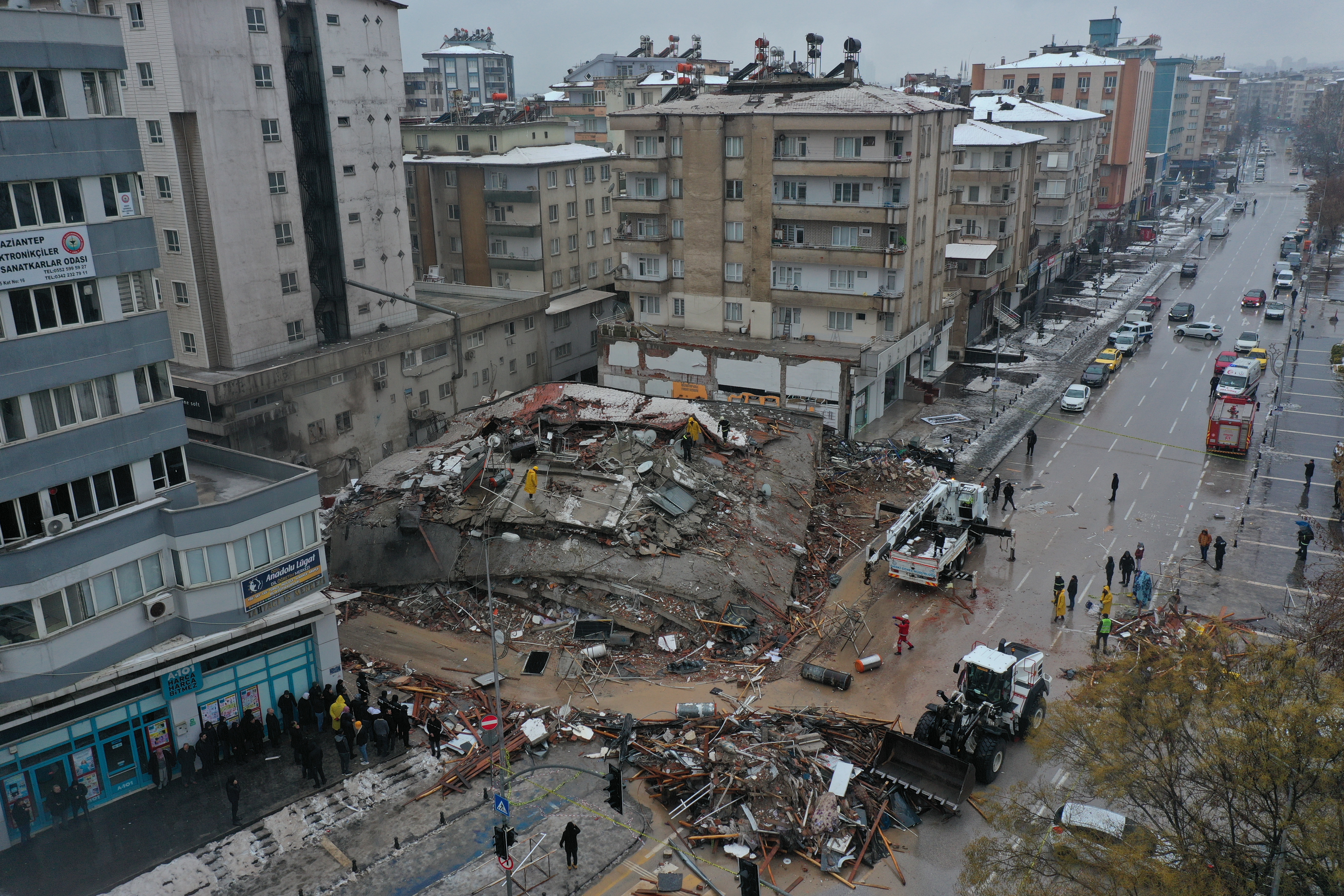 Землетрясение сегодня в мире где. Землетрясение в Турции 6 февраля 2023. Землетрясение в Турции 2023. Землетрясение в Турции 2023 сверху. Землетрясение в Турции 2023 разлом.