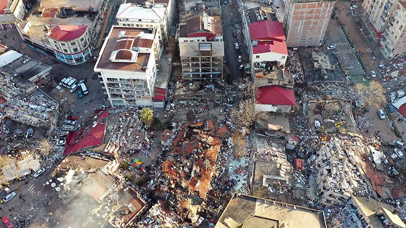 Türkiye yasta | T24 yazarları, 10 ilde yıkıma neden olan depremi  değerlendirdi: Asrın felaketi mi, yoksa asrın ihmali mi?