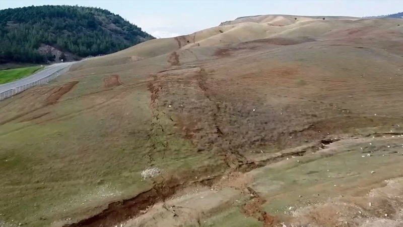 Kahramanmaraş'ın Tevekkeli köyünde kilometrelerce uzunlukta olan kırık depremin büyüklüğünü gözler önüne seriyor.