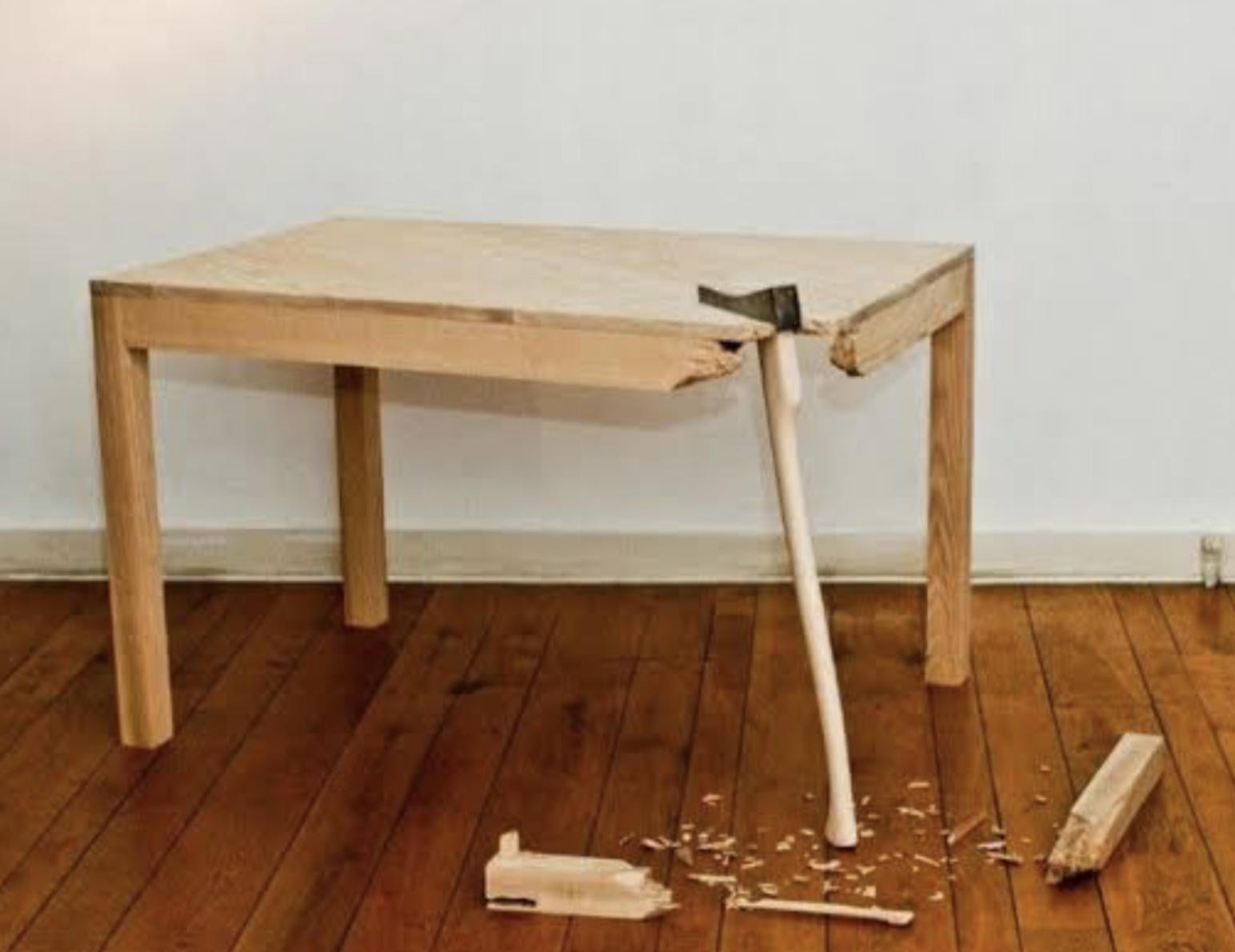 Подпереть стол. Сломанный стол. Ножки для стола. Ножки для стола из дерева. Сломанный деревянный стол.