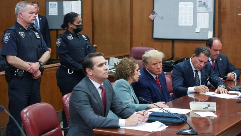 New York'ta tarihi gün: Trump, bir ABD Başkanı'na açılan ilk ceza davasının sanığı olarak gözaltında hâkim karşısına çıkarıldı!