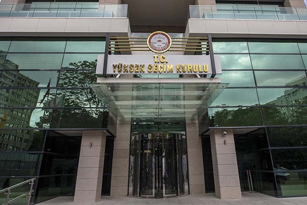 Kıyasıya bir rekabetin ardından listelere girebilen vekil adayları şimdi o koltuklara oturmak için gün sayıyor. Peki mazbatayı aldıktan sonra milletvekili sıfatı taşıyacak, yakasına rozeti takacak ve "Sayın vekilim" diye hitap edilecek olan bu isimlerin nasıl mali ve sosyal hakları var?