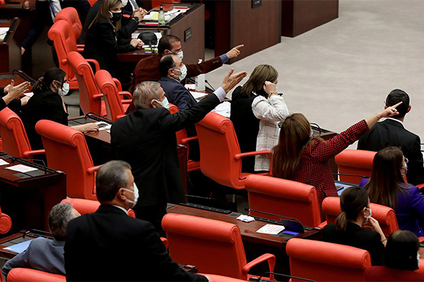 En tartışmalı hususlardan biri de milletvekilinin emekliliği. Eğer bir vekil zaten emekliyse hem aylık ödeneğini hem de milletvekili emekliliğinden doğan maaşını alabiliyor. Parlamento üyelerine, en az 2 yıl görevde bulunmaları şartıyla, cumhurbaşkanlarına bağlanacak yaşlılık aylığının yüzde 45'i oranında emekli aylığı bağlanıyor.