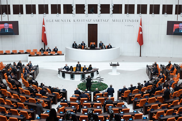 Görev süresi biten bir milletvekili, emeklilik şartlarını sağlamışsa 51 bin 790 lira maaş alıyor. Eğer bir vekilin görevi bittiyse ancak o tarihte henüz emeklilik şartlarını karşılamıyorsa TBMM Başkanlığı yetkisi devreye giriyor.  Vekillerin sigorta primleri, yine en yüksek devlet memuru için esas alınan prim üzerinden 4 yıl boyunca TBMM tarafından ödeniyor. Milletvekili ya da eski milletvekili ile bu isimlerin bakmakla yükümlü oldukları kişilerin tedavi masrafları da karşılanıyor. Milletvekillerine Türk Hava Yolları (THY) tarafından da bazı avantajlar sağlanıyor. Milletvekilleri, ekonomi sınıfından aldıkları biletleri ücretsiz olarak business class'a dönüştürebiliyor.