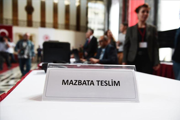 Milletvekillerinin yasama dönemleri içindeki haberleşme giderleri de büyük ölçüde sağlanıyor. Vekil ofislerine iki ayrı operatörün hattının takılı olduğu iki ayrı cep telefonu veriliyor ve faturalar da TBMM tarafından ödeniyor. Ancak bu fatura tutarlarının yıllık toplamının, o yılın aralık ayına ait milletvekili ödenek ve yolluk net tutarı toplamının iki katını geçmemesi gerekiyor. Eğer geçerse kalan ücret vekil tarafından ödeniyor. Milletvekillerine, eşlerine ve çocuklarına, görevleri devam ettiği süre boyunca diplomatik pasaport tahsis ediliyor. Vekilliği sona erenlere ve eşlerine ise ömür boyu taşıyacakları hususi damgalı pasaport temin ediliyor.