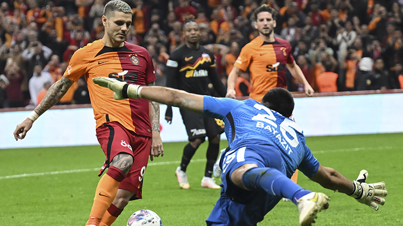Erman Özgür - Fanatik: Galatasaray şampiyonluk yolunda kimseyi yanına yaklaştırmadığı galibiyeti, üstelik oldukça gösterişli bir oyunla aldı. Ayrıca hafta içi fikstürüne de yıpranmadan girecek olmanın avantajını yaşayacak bir maç oynadı.