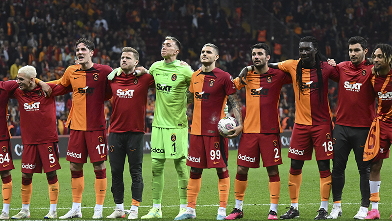 Zeki Uzundurukan - Fotomaç: Galatasaray, Kayserispor'u muhteşem bir futbolla yenerek şampiyonluğa bir adım daha yaklaştı. Galatasaray, o kadar jeneriklik bir futbol oynadı ki dün o statta Kayserispor değil de Manchester City, Barcelona, Real Madrid bile olsa diz çökerdi!
