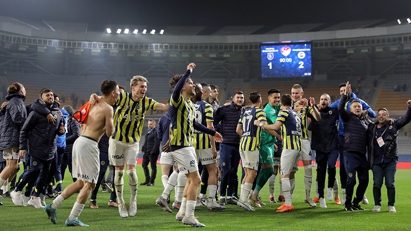 Cem Dizdar - Fanatik: Bu maçı da kazanmasına kazandı Fenerbahçe ancak genel olarak oyunları her maçını güle oynaya kazanan Galatasaray’ın gerisinde... Yine de futbol enteresan bir oyun. Kazanan gerilimi rakibine yüklüyor. Yine de Fenerbahçe bu oyun ve bu galibiyetle şimdilik kaydıyla sadece yarışa tutunmuş oldu.
