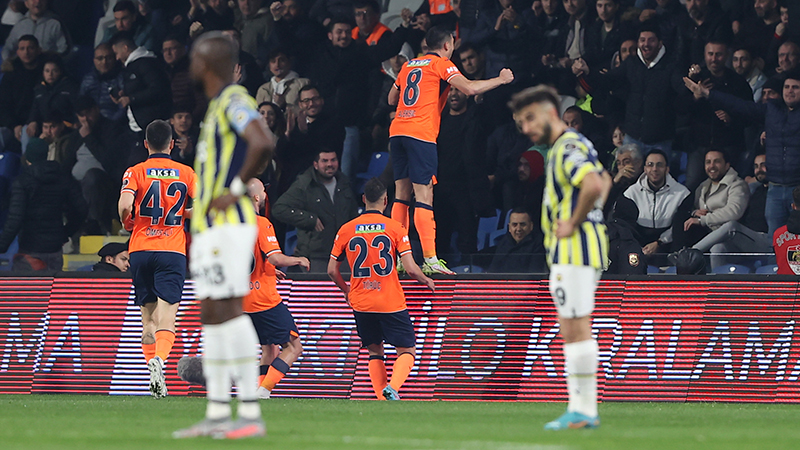 Ercan Güven - Milliyet: Maçın normal süresi bitip uzatmalara geçildiğinde henüz bir puan alacak olan Fenerbahçe’nin şampiyonluk hayali suya düşmüştü… 93. dakikada ise Pedro’nun ikinci golüyle her şey kaldığı yerden devam etmekteydi.