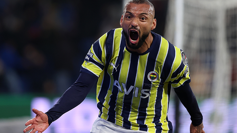 Gürcan Bilgiç - Sabah: Her şeyden öte "kahramanları" var artık Fenerbahçe'nin. Saygıyı hak eden, taraftarının sevgisine sarılması gereken bir takım oldular. Bakalım "Bayram" kime, ne getirecek ?