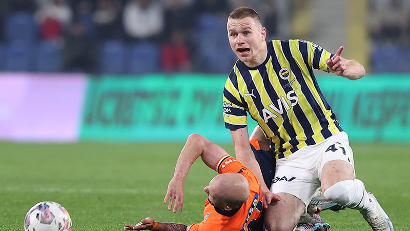 Deniz Çoban - Fanatik: Touba’ya 67. dakikada çıkan sarı kart doğruydu. Aynı oyuncu 3 dakika sonra İrfan Can’a yaptığı faulde ikinci sarı karttan kırmızı kart gördü. Touba’nın çok iyi niyetle mücadele ettiğini söyleyemem. Elini/kolunu kurallar dahilinde kullanmıyor. Diğer yandan İrfan Can da kendini çok kolay yere bırakıyor. Hakemin taktir alanında olan bir pozisyon olduğunu düşünsem de ikinci sarı kartı çıkartmamasını daha doğru bulurdum.
