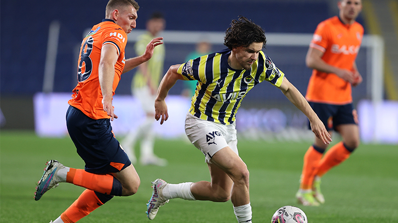 Bülent Timurlenk - Sabah: Topuyla tüfeğiyle elinde olan ne varsa sahaya sürmüş Jesus, sezon boyunca hiç katkı vermemiş Pedro'nun iki karambol golüyle 3 puanı alıp evine döndü. İlk yarıda 4 hücum yapabilen rakibinden ikinci yarıda 16 hücum yiyen Başakşehir'in ise ligde kepenk indirdiği ortada.