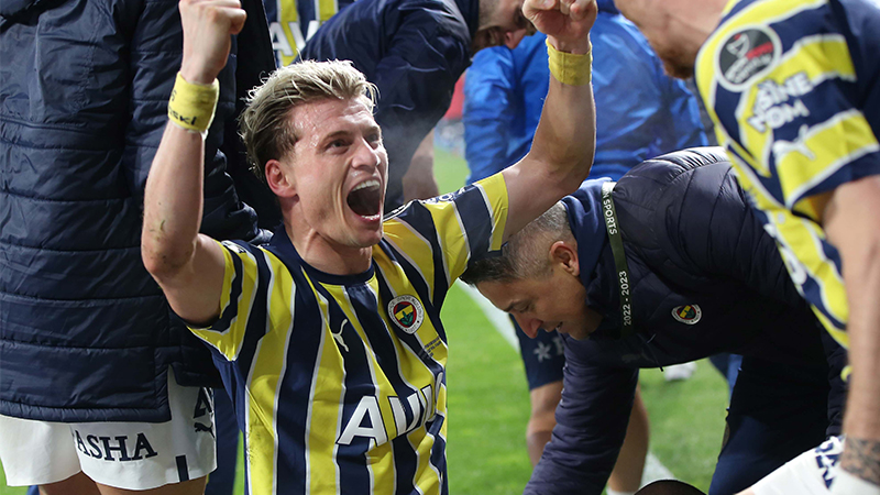 Faik Çetiner - Fanatik: Bu futbolla şampiyonluk gelir mi? Çekirge bir sıçrar, iki sıçrar derler, Fenerbahçe ise devamlı sıçrıyor. O zaman şampiyonluk zor ama imkansız değil..