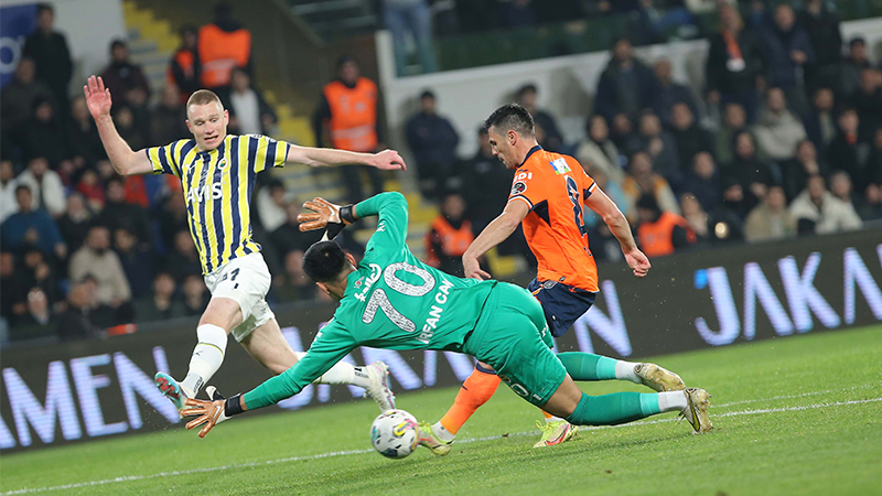Spor yazarları Başakşehir-Fenerbahçe maçını değerlendirdi: Çekirge bir sıçrar, iki sıçrar derler, Fenerbahçe ise devamlı sıçrıyor, şampiyonluk zor ama imkânsız değil
