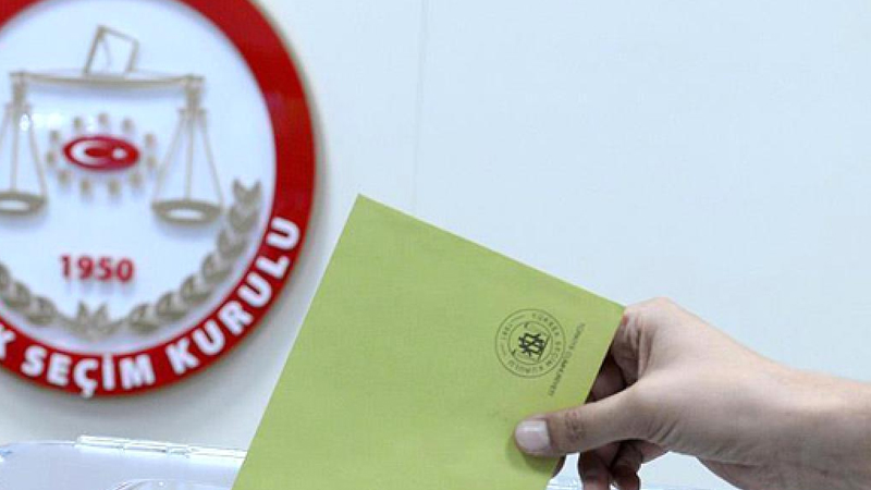 Yöneylem Araştırma'nın son anketine göre kararsızların oranı yüzde 12'ye yaklaştı, iki ittifak arasındaki fark ise 3 puandan fazla. Yöneylem Direktörü Derya Kömürcü'ye göre İnce'ye destek de düşüyor.27 ilde 2422 kişiyle yapılan araştırmanın sonuçlarına göre kararsızlar, AK Parti ve CHP'nin ardından üçüncü sıraya yerleşmiş durumda. Cumhur İttifakı ile Millet İttifakı arasındaki fark ise 3 puandan fazla.