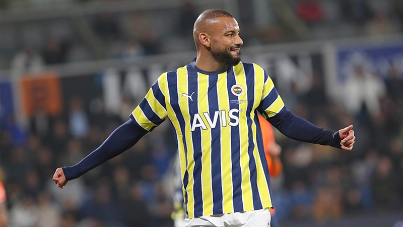 Sık sık notlar aldı | İkinci yarıda oyuna dahil olan 31 yaşındaki Brezilya asıllı İtalyan yıldız Joao Pedro'yu dikkatle takip eden Vagnati'nin sık sık not aldığı da görüldü.
