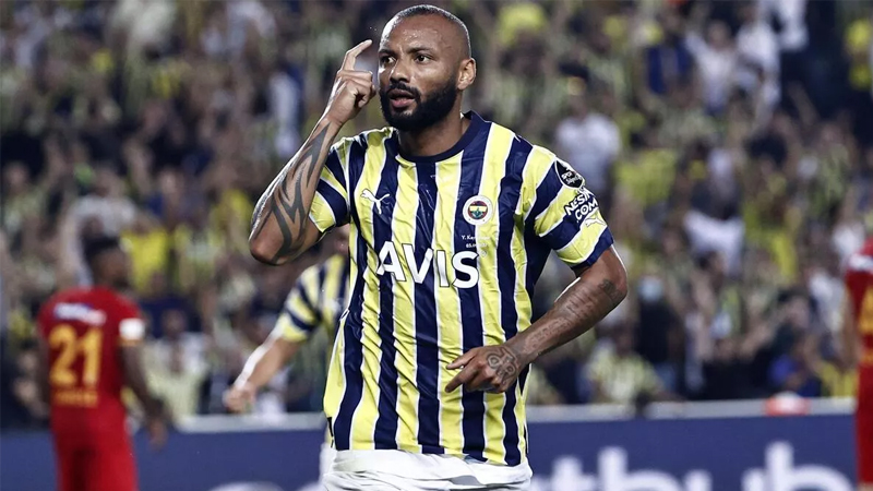 22 maçta 5 gole etki | Fenerbahçe'nin 4.6 milyon euro bonservis bedeliyle Cagliari'den transfer edip 2025 yazına kadar sözleşme imzalattığı Joao Pedro, bu sezon 22 resmi maçta 4 gol atıp 1 asist yaptı.