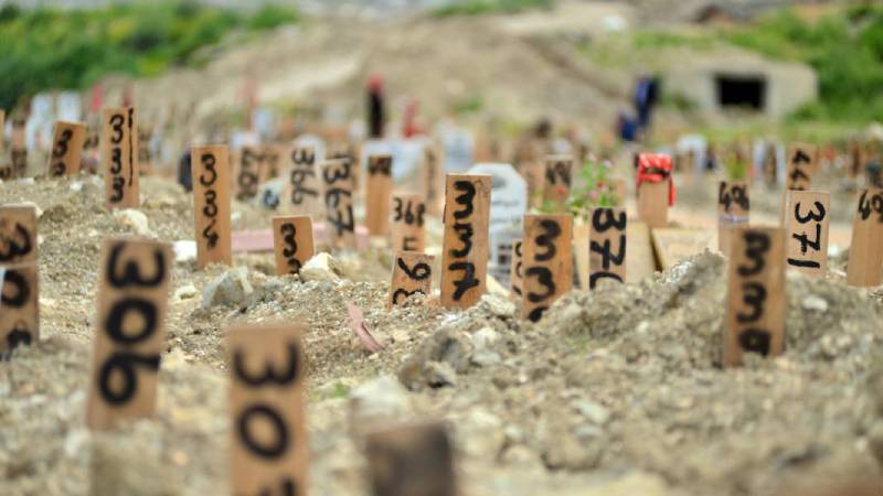Deprem b&ouml;lgesinde buruk bayram; yakınlarını kaybedenler, mezarlıklarını ziyaret etti