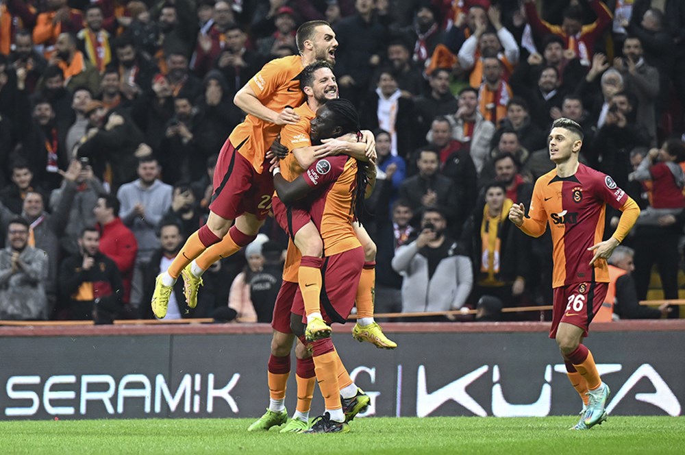 Süper Lig'in 31. haftasında Fatih Karagümrük ile sahasında 3-3 berabere kalan Galatasaray'da yaşanan puan kaybı kadar, Bafetimbi Gomis'in oynamak istememesi de büyük kriz yaratmıştı. Sarı kırmızılılarda Gomis krizi büyümeden önlendi ve Fransız futbolcu dün affedildi.