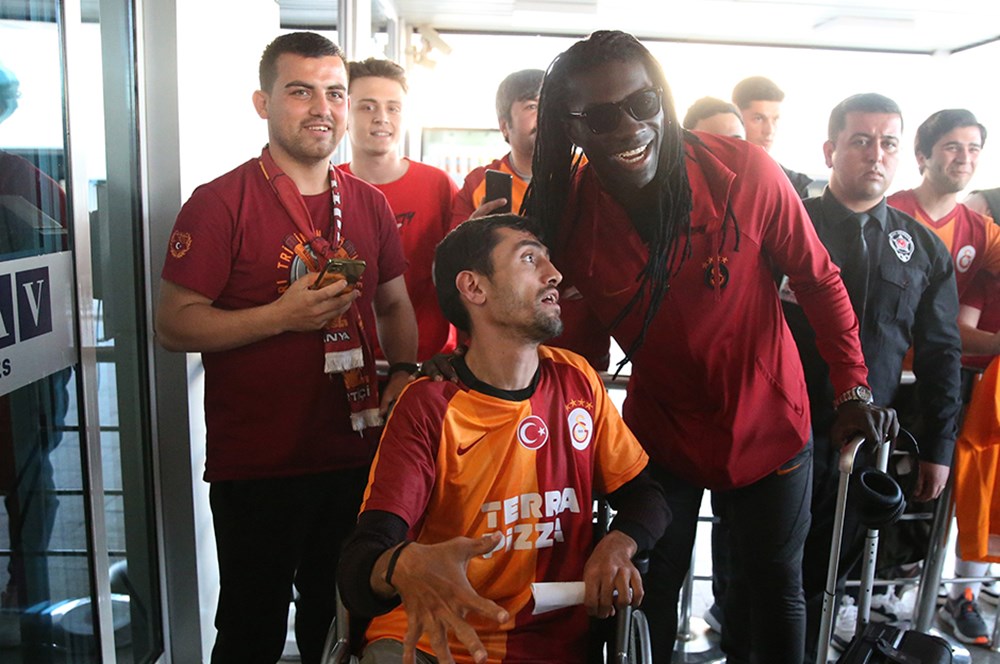 Teknik Direktör Okan Buruk’un, “Gomis artık oynamak istemiyor” açıklamasının ardından gelişmeleri sosyal medyasından aktaran Gomis, “Sonuçtan sorumlu olamam çünkü sahada değildim. Takımın kazandığı ve bensiz çok iyi gittiği birçok maçta olduğu gibi. Sırt ağrılarım var. Gerçek bu. Geri kalan kısım ise soyunma odası konuşmaları, onları da seslendirmenin yeri burası ya da medya değil. Çünkü Galatasaray’a ve takım arkadaşlarıma çok büyük saygım var. Takımın odaklanması gereken bir şampiyonluk ve kalan maçlar var. Konu ben ya da başka bir birey olamaz” demişti.
