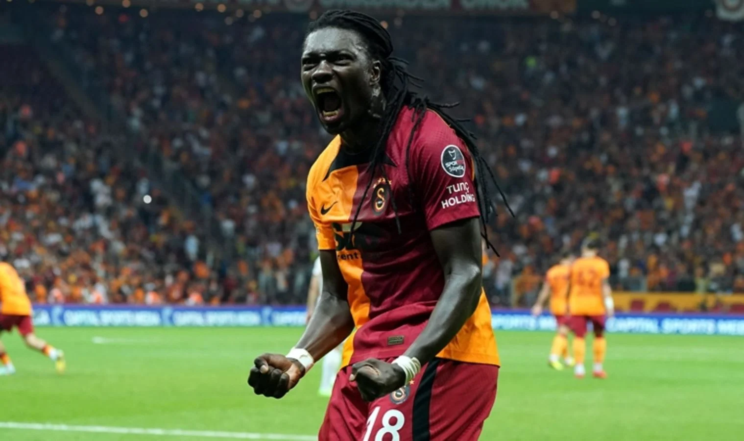 Her ne kadar Muslera ile Zaniolo, bu beğenilerini geri çekse de, dün Uruguaylı file bekçisi, Başkan Dursun Özbek ve Sportif AŞ Başkanvekili Erden Timur ile bir toplantı yaptı. Kaptan’ın, “Gomis’e ceza vermek bize zarar verir. O her zaman yapıcı oldu ve herkesin sevdiği biri” dediği öğrenildi.