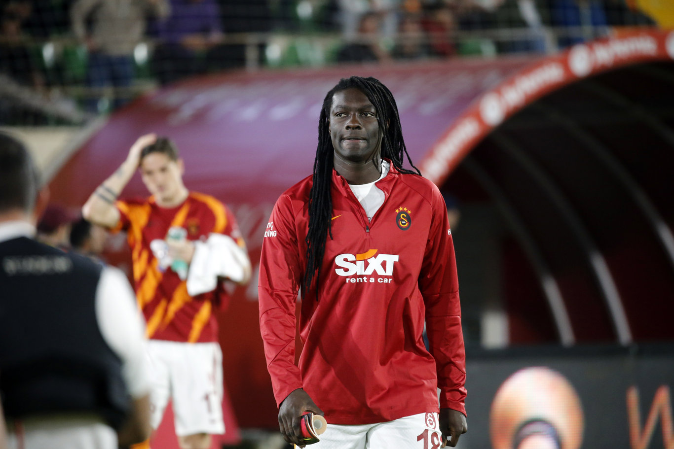 Oyuncular, Gomis’in takım içinde önemli ve iyi niyetli bir karakter olduğuna vurgu yaparken, Buruk da konuya pozitif yaklaşarak, “Gomis’in bundan önce yaptıklarını bir kenara atamayız. Oyuncuyu kaybetmek kolay ama kazanmak daha önemli” dedi.