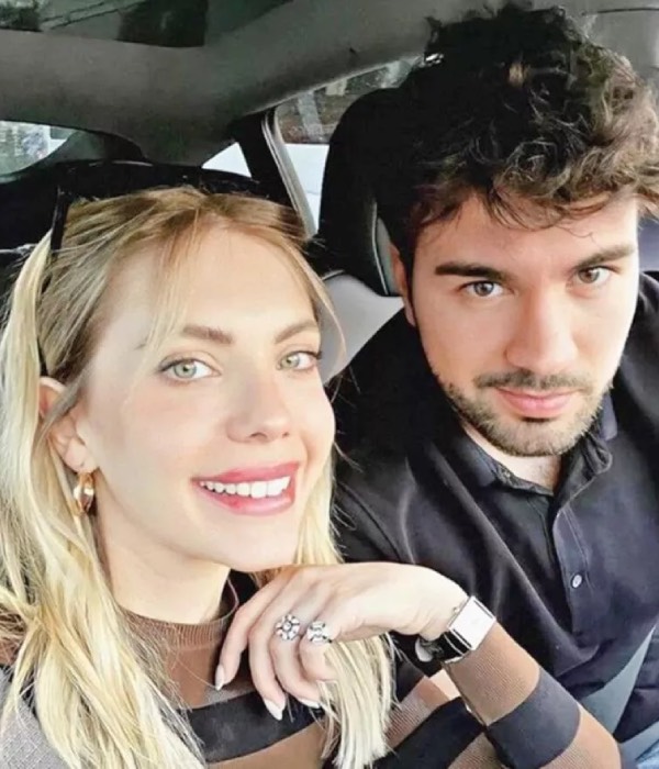 20 Haziran'da nikah masasına oturmaya hazırlanan çift, aile arasında düzenlenen bir törenle nişanlandı.