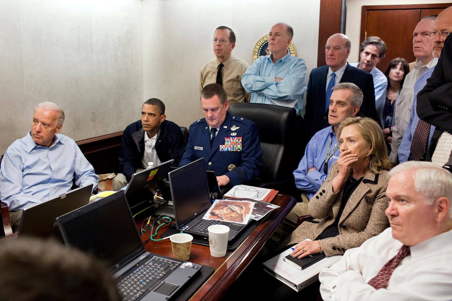 Fotoğraflarda Obama, onun Başkan Yardımcısı Joe Biden, dönemin Dışişleri Bakanı Hillary Clinton ve üst düzey askeri yetkililerle danışmanların operasyonu canlı takip ettikleri anlar görülüyor.