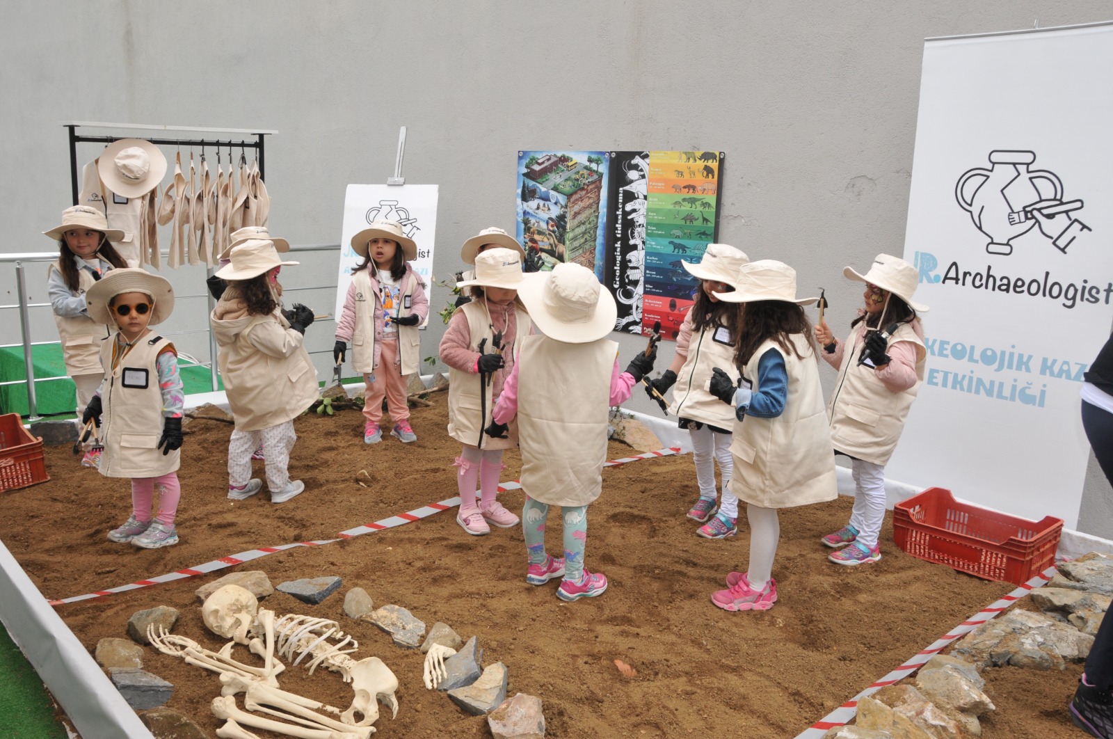 'Jr. Archaeologist' etkinliğinde 5-9 yaş arası çocuklar arkeolojik kazıyla tanıştı