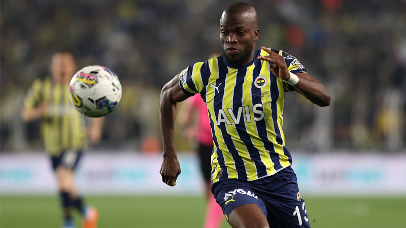 Fenerbahçe'de iç transfer belirsizliği sürüyor. Sarı-lacivertliler, Enner Valencia ile sözleşme yenileme konusunda orta yolu bulamadı.