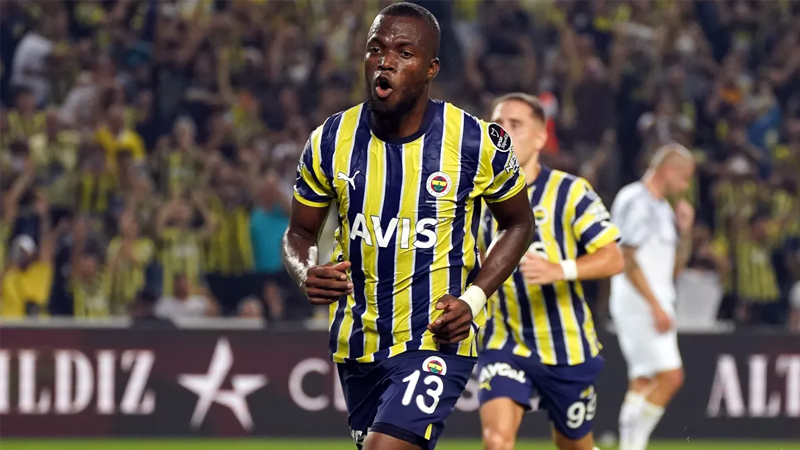 3 yıllık kontrat üzerinden yıllık en az 2 milyon Euro isteyen Ekvadorlu forvetin talepleri yüksek bulunuyor.  Yönetimin 1+1 yıllık sözleşme teklifine ise Valencia sıcak bakmıyor. 