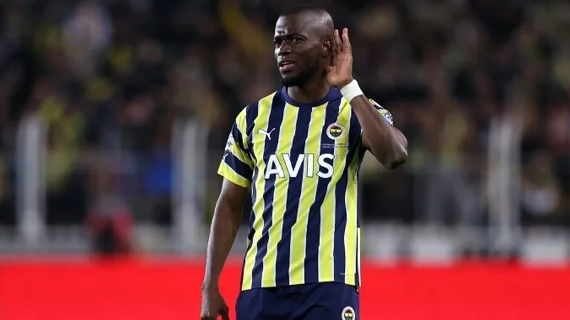 Fenerbahçe'de bu sezon tüm kulvarlarda 43 maçta 31 gol kaydeden Valencia, sarı-lacivertlilerin tarihinde bi sezonda en çok gol atan yabancı oyuncu unvanını ele geçirmişti.