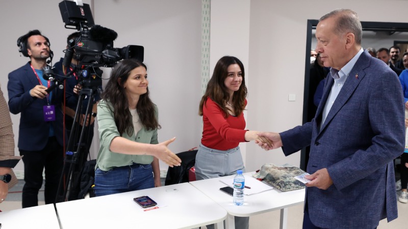 Cumhurbaşkanı Recep Tayyip Erdoğan, oyunu Üsküdar Kısıklı'daki Saffet Çebi Ortaokulu'nda kullandı. Erdoğan, "Temennim odur ki, akşam sayımlardan sonra ülkemiz, milletimiz için, Türk demokrasisi için hayırlısıyla bir geleceği Rabbimden niyaz ediyoruz. Bütün seçmenlerimizin şöyle hiç endişeye kapılmadan akşam saat 17.00'ye kadar oylarını kullanmaları, Türk demokrasisinin gücünü göstermesi bakımından çok çok önemli" dedi. 