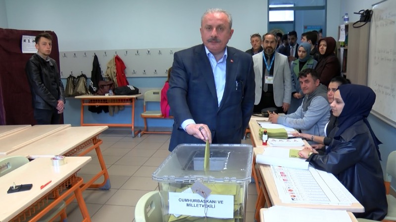 BMM Başkanı Mustafa Şentop, Cumhurbaşkanı ve 28. Dönem Milletvekili Genel Seçimleri için oyunu kullandı. Oy kullandıktan sonra açıklama yapan Şentop, “Oyumuzu kullandık. Öncelikle bütün seçmenler, vatandaşlarımız için kolaylıklar diliyorum. Seçim sükunet içerisinde, kurallara uygun şekilde yapılıyor. Türkiye 110’a yakın seçim yaptı, 1950’den beri büyük bir olgunluk içerisinde geçiyor. İki kızım ve eşimle beraber oyumuzu kullandık. Memleketimiz ve milletimiz için hayırlısı olsun. İnşallah akşam da sonuçları takip edeceğiz, bekleyeceğiz” dedi.