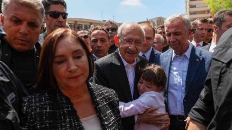 Çıkışta vatandaşların yine yoğun ilgi gösterdiği Kılıçdaroğlu, basın mensuplarına açıklama yaptı. Kılıçdaroğlu, "Hepinize en içten sevgilerimi saygılarımı sunarım. Hepimiz demokrasiyi çok özlemişiz. Hepimiz kucaklaşmayı çok özlemişiz. Hepimiz birlikte olmayı çok özlemişiz. Bundan sonra göreceksiniz, bu ülkeye baharlar gelecek. Bundan sonra da hep devam edecek" dedi.