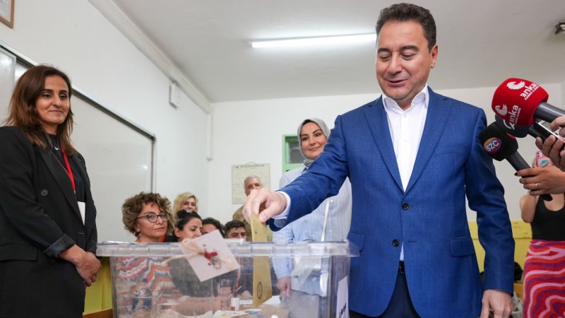 DEVA Partisi Genel Başkanı Ali Babacan, eşi ile birlikte Ankara'nın Çankaya ilçesinde oyunu kullandı. Babacan, "Bugün bayramımız. Milli iradenin tecelli ettiği, halkımızın egemenliğini açıkça ilan ettiği bir gün" dedi.  Babacan ile eşi Ülkü Zeynep Babacan, Cumhurbaşkanı Seçimi ve 28'inci Dönem Milletvekili Genel Seçimi için oylarını Çankaya ilçesindeki Türkiye Emlak Bankası Ortaokulu'nda kullandı. Bir süre bekledikten sonra Babacan çifti, 4572 numaralı sandıkta oylarını verdi.