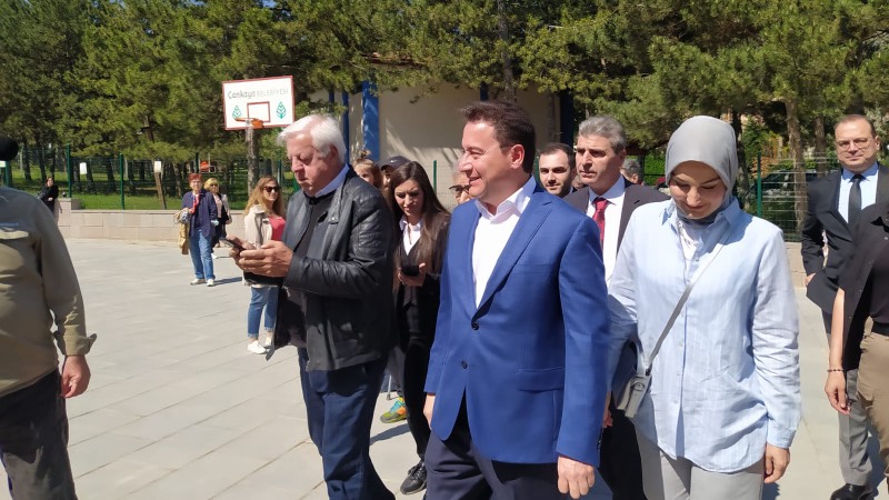 Seçimlere katılımın yoğun olduğunu belirten Ali Babacan, "Bugün burada mahallemizin muhtarı ile karşılaştık. Hiçbir seçimde erken saatlerde bu kadar sıranın oluşmadığını söyledi. Sabah 08.00'den bu yana yoğun katılım olduğunu söyledi, okul görevlileri de teyit etti. Tabii seçimler demokrasinin bayramıdır. Bugün bayramımız. Milli iradenin tecelli ettiği, halkımızın egemenliğini açıkça ilan ettiği bir gün. Demokrasi, seçimden seçime işleyen bir mekanizma da değil; iki seçim arasında istişare ile sürekli çalışması gereken bir yönetim sistemi" dedi.