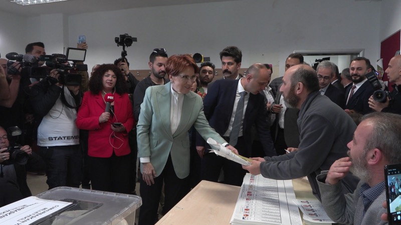 İYİ Parti Genel Başkanı Meral Akşener, Üsküdar Beylerbeyi'ndeki Hacı Sabancı Anadolu Lisesi’nde oyunu kullandı. Burada açıklama yapan Akşener, "Aziz milletin vereceği karar bizlerin başı üzerinedir. Başımızın üstündedir. İnşallah her şey güzel ve iyi olacak" dedi.