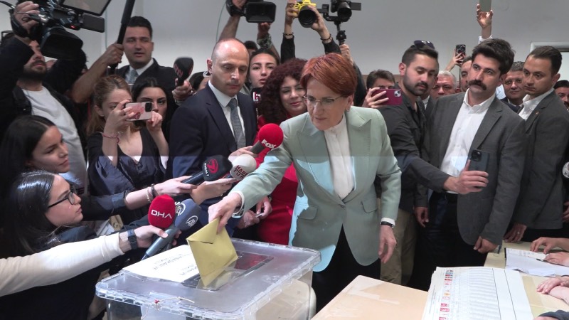 Akşener, Cumhurbaşkanlığı ve 28. Dönem Milletvekili Seçimleri için oyunu kullanmak üzere Üsküdar Beylerbeyi'nde bulunan Hacı Sabancı Anadolu Lisesine geldi. Akşener, saat 10.30 sıralarında 2127 numaralı sandıkta oyunu kullandı.  Akşener oyunu sandığa atarken, "Hayırlı uğurlu olsun. Allah gençlere, ülkemize hayırlı etsin" dedi. Akşener, oyunu kullandıktan sonra açıklama yaptı. 