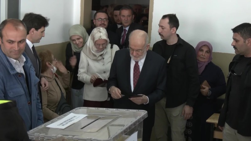 Saadet Partisi Genel Başkanı Temel Karamollaoğlu, Ankara Çankaya Lisesi'nde oyunu kullandı. Karamollaoğlu, "Oylarımızı kullandık, son üç ayı oldukça yoğun bir çalışma içinde geçirdik. Milletimize, biz hangi konuları nasıl düzelteceğimizi anlatmaya çalıştık. İktidar partisi de ciddi bir çalışmanın içine girdiler. Diğer partiler de var çalışan, gayret gösteren milletimiz son tercihini bugün belirleyecek. Öyle ümit ediyoruz ki, gece yarısına doğru bütün sandıklar açılmış olacak, sayımlar hemen hemen tamamlanmış olacak. İhtilaflı konular olursa onlar da yarın sabaha kadar çözülecek" dedi.