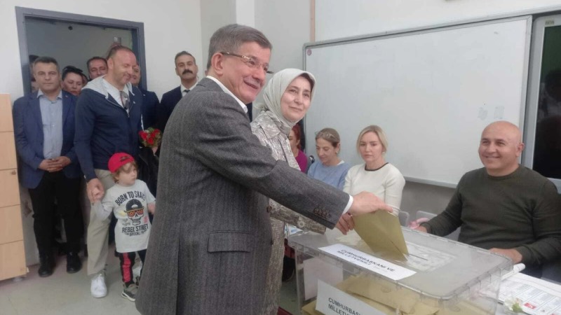 Gelecek Partisi Genel Başkanı Ahmet Davutoğlu, eşi Sare Davutoğlu ile birlikte İstanbul Eyüpsultan Göktürk’te bulunan Nejat Sabuncu İlkokulu’nda oyunu kullandı. 