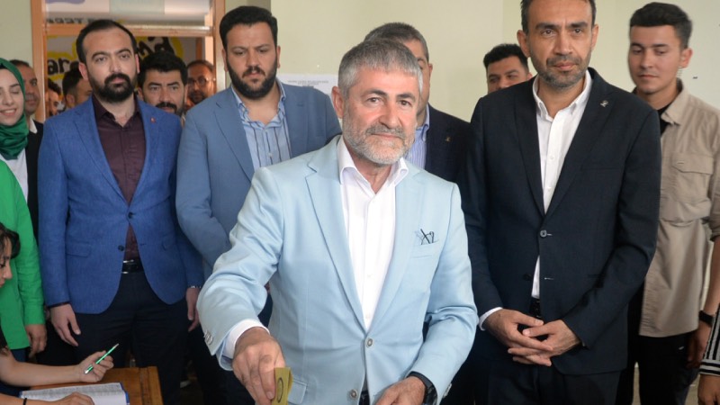Bakan Nureddin Nebati, Cumhurbaşkanı Seçimi ve 28'inci Dönem Milletvekili Genel Seçimi'nde oyunu, merkez Toroslar ilçesi Zeki Ayan Mahallesi’ndeki Osmangazi İlk ve Ortaokulu’nda 1294 nolu sandıkta kullandı. Vatandaşlarla selamlaşıp, sandık görevlileriyle kısa bir süre sohbet eden Bakan Nebati, ardından okul önünde açıklamada bulundu. Bakan Nebati, "Bugün bir ayı aşkın süredir devam eden seçim kampanyasını çok şükür kazasız belasız bitirerek, tam bir demokrasi şöleni içerisinde, iyi bir çalışma ile tamamladık. Türkiye'nin ikinci yüzyılına girerken bu seçimin anlamlı olduğunu kampanya süresince gerek ulusal gerekse uluslararası medya ve diplomatik ilişkilerde çok ciddi şekilde farkına vardık. Ama özellikle Türkiye, 14 Mayıs 1950'de 'Yeter söz milletindir' şeklinde bir ifade ile çoklu parlamenter sistemin gelmesiyle birlikte bugün oyumuzu kullanmış olduk. Seçim sonuçlarını hep birlikte göreceğiz ama gerek sandıktaki katılımın çok yüksek oluşu gerekse de çalışmalarımız seçim sonuçlarının hangi yönde olacağına işaret ediyor. Rabbim bu milletin yolunu açık eylesin ve inşallah milletimizin sağduyusu galip gelerek Türkiye'nin ikinci yüzyılını çok güçlü şekilde gerçekleştireceğimiz seçimi hep beraber görmüş olacağız" dedi. (DHA)