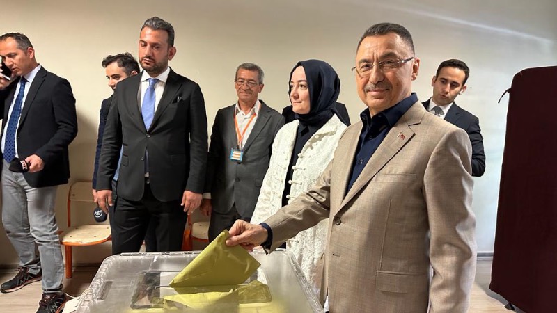Cumhurbaşkanı Yardımcısı Fuat Oktay ile eşi Hümeyra Şahin Oktay, Yenimahalle Tevfik İleri Anadolu İmam Hatip Lisesi'nde, 1203 numaralı sandıkta oylarını kullandı. Oktay, seçimlerin hayırlı olmasını dileyerek, "Bugün bayram havası içerisinde, demokrasi şöleni içinde tüm Türkiye'de sandık başındayız. Çok yoğun bir katılım var. Ankara'da şenlik havasını, demokrasi havasını yaşıyoruz. İnşallah Türkiye için hayırlı olacak. Geleceği aydın, parlak 'Türkiye Yüzyılı'na doğru yürüyeceğiz. Bugün 'doğru adam' için söz de karar da milletimizindir. Milletimiz kararını verecektir, hepimiz de bu karara saygı duyacağız" dedi.